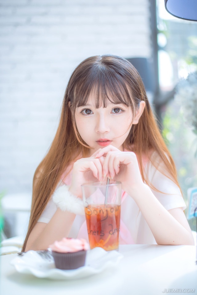 院子里响起刘璋骂骂咧咧的声音，刘璝面色铁青的跟着孟达来到一处厢房，冷冷的看着此人：“为何拦我？”